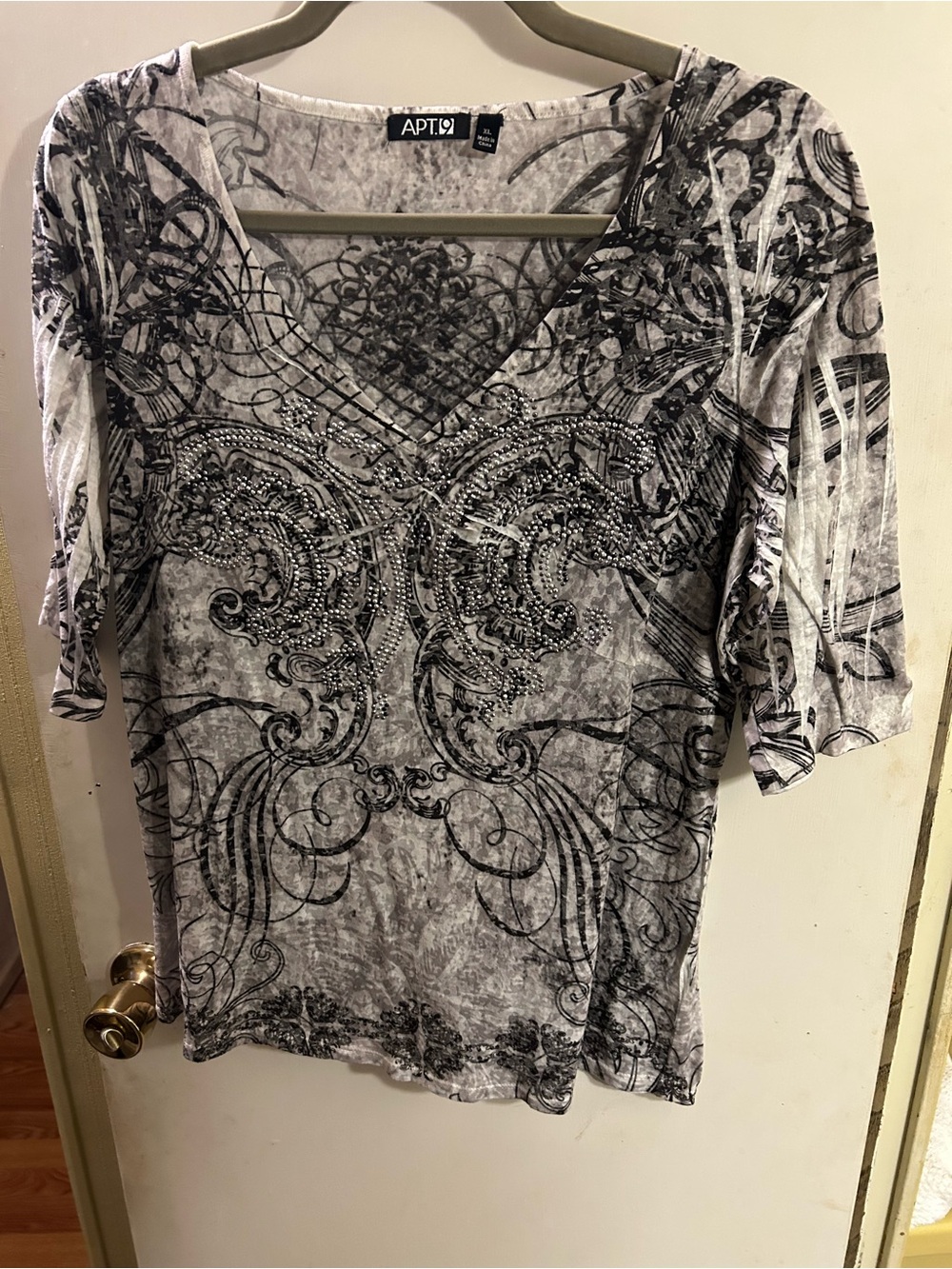 APT. 9 Women's Gray & Black Printed V-Neck Short Sleeve Top